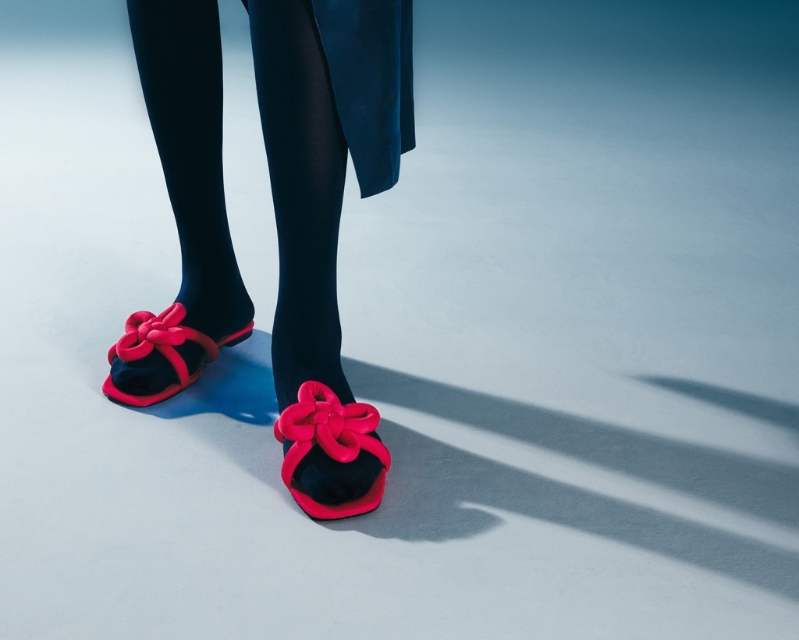 Jade中國(guó)結(jié)紅色平底拖鞋。