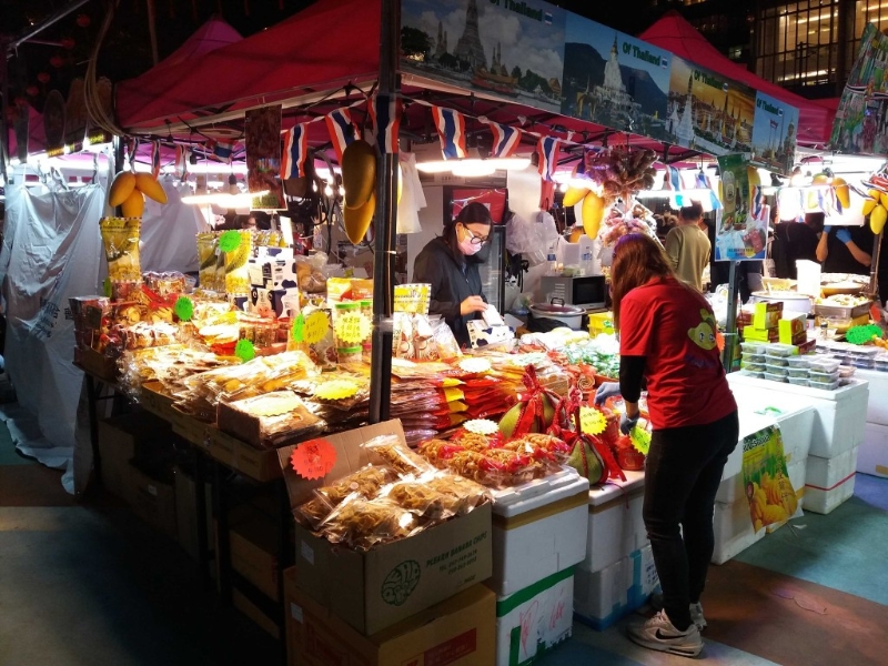 至于干貨攤位方面，則出售一系列創(chuàng)意商品、文創(chuàng)產(chǎn)品、手工藝品