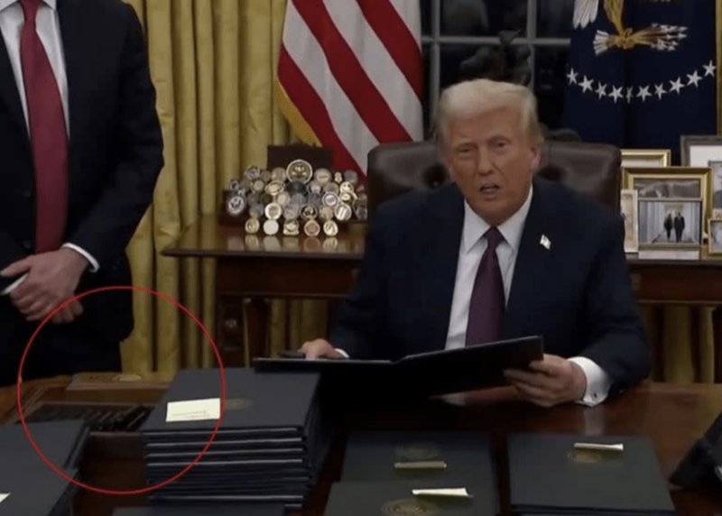 當特朗普昨日坐在辦公桌前簽署一系列行政命令時，記者發(fā)現(xiàn)了他右手邊的紅色按鈕。