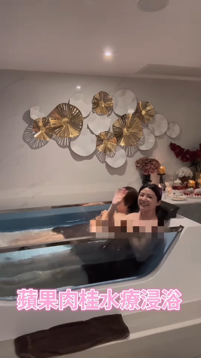 張文采與媽媽一起享受水療浸浴，兩人一起半躺在缸中，只裹上浴巾遮住，但露出玉臂和美腿。