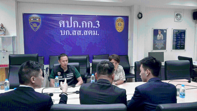 專責(zé)小組成員與泰國國家警察轄下移民拘留中心主管會(huì)面。 政府新聞處圖片