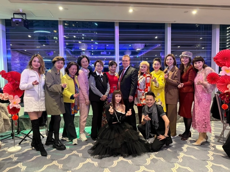 王玉環(huán)21日在小紅書分享出席婚宴的照片，場(chǎng)面好熱鬧。