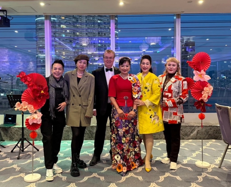 王玉環(huán)與林建明等合照。