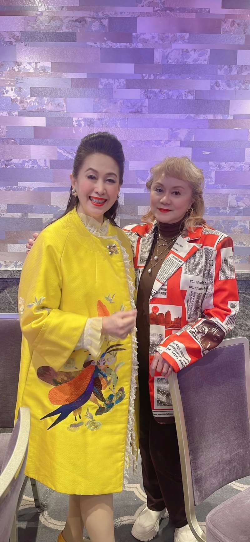 林建明的發(fā)型好似特朗普，拍在王玉環(huán)身邊同樣搶眼。