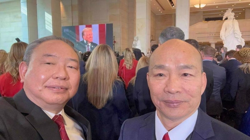 立法院長(zhǎng)韓國(guó)瑜(右)與駐美代表俞大?(左)進(jìn)入國(guó)會(huì)大廈觀禮，被贊譽(yù)為獲得近年最高規(guī)格待遇。（中天提供）