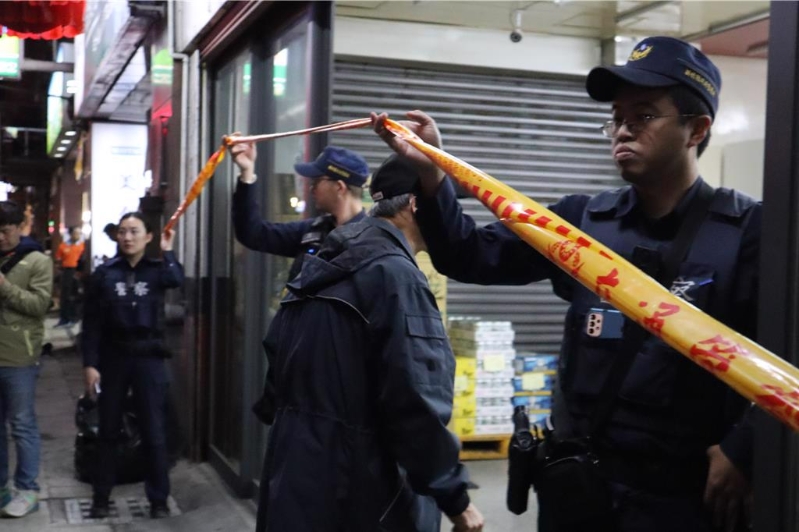 警方在被黑幫闖入開槍殺人的飲料批發(fā)店調(diào)查?！≈袝r