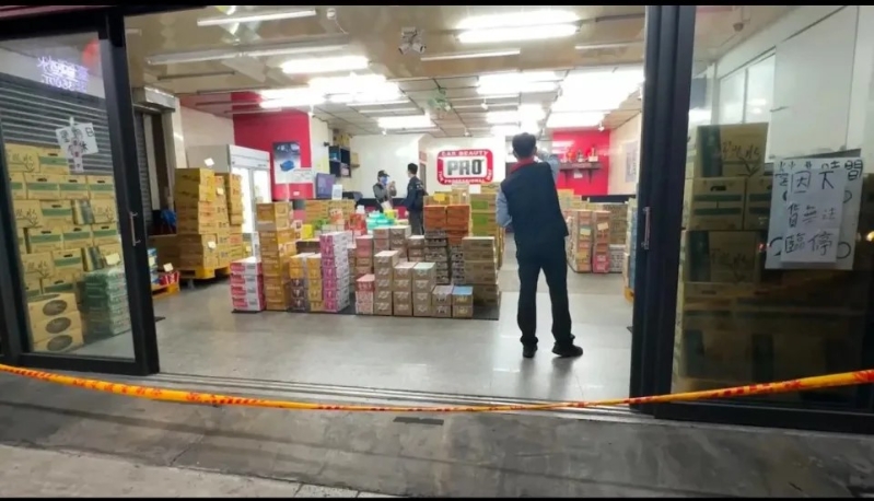 被黑幫闖入開槍殺人的飲料批發(fā)店?！≈袝r