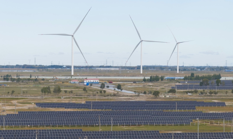 中國(guó)大陸以風(fēng)電、太陽(yáng)能發(fā)電為主的新能源發(fā)電裝機(jī)規(guī)模次超過(guò)火電裝機(jī)規(guī)模，標(biāo)志著新能源發(fā)展在中國(guó)大陸跨入歷史性新階段。（圖／新華社）