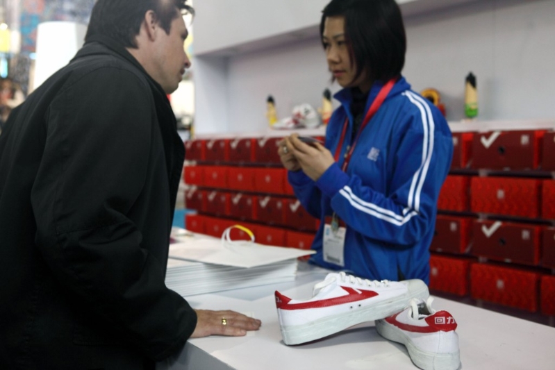 2009年，一名外國客商正在了解回力產(chǎn)品。 （新華社）