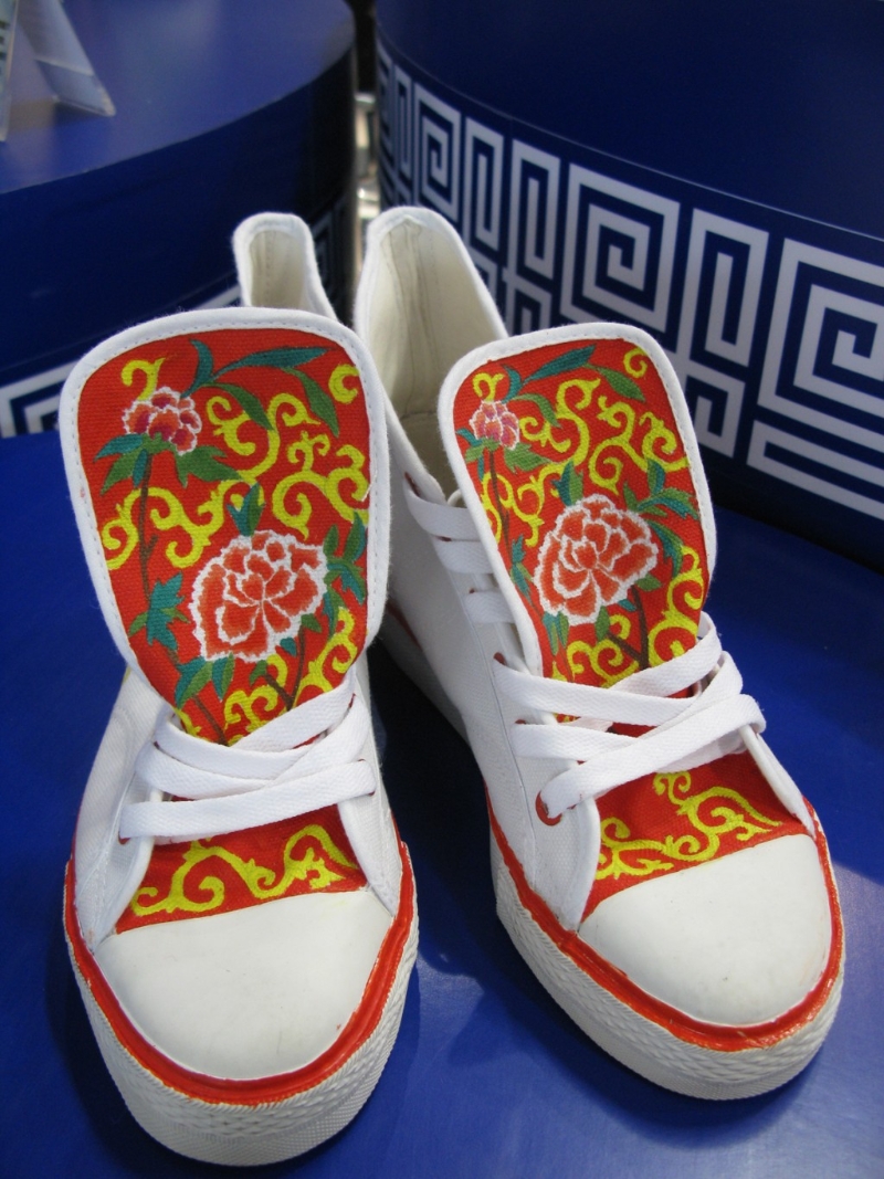 回力的手繪創(chuàng)意鞋。 （新華社）