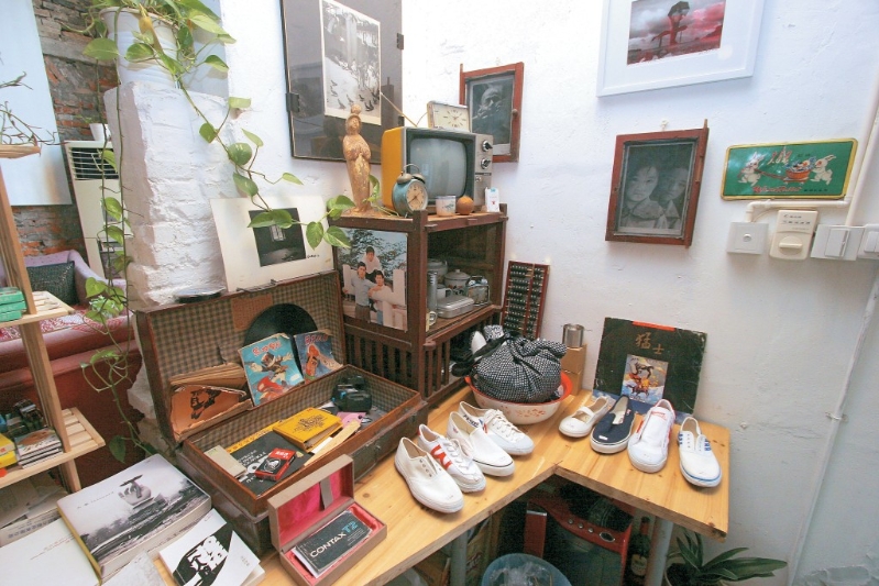 桌上擺放著回力牌“白飯魚”。 （李溢鑫攝）