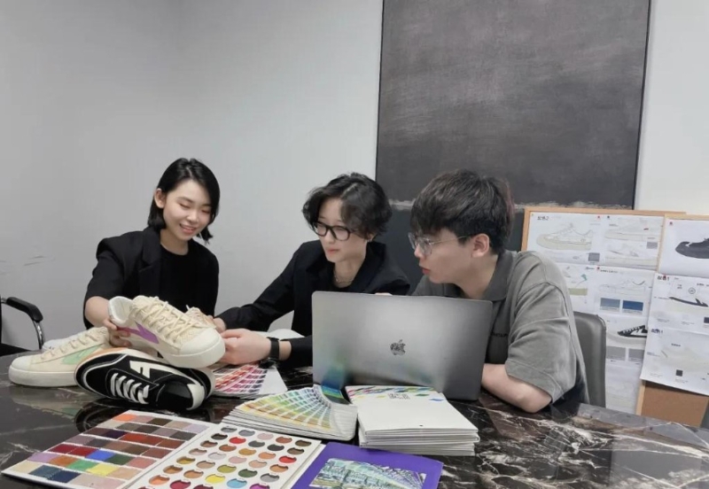 回力90后的設(shè)計師。 （網(wǎng)絡(luò)圖片）