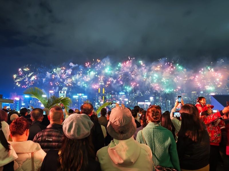 甄珍兒子章立衡初二分享在香港睇維港煙花的照片。