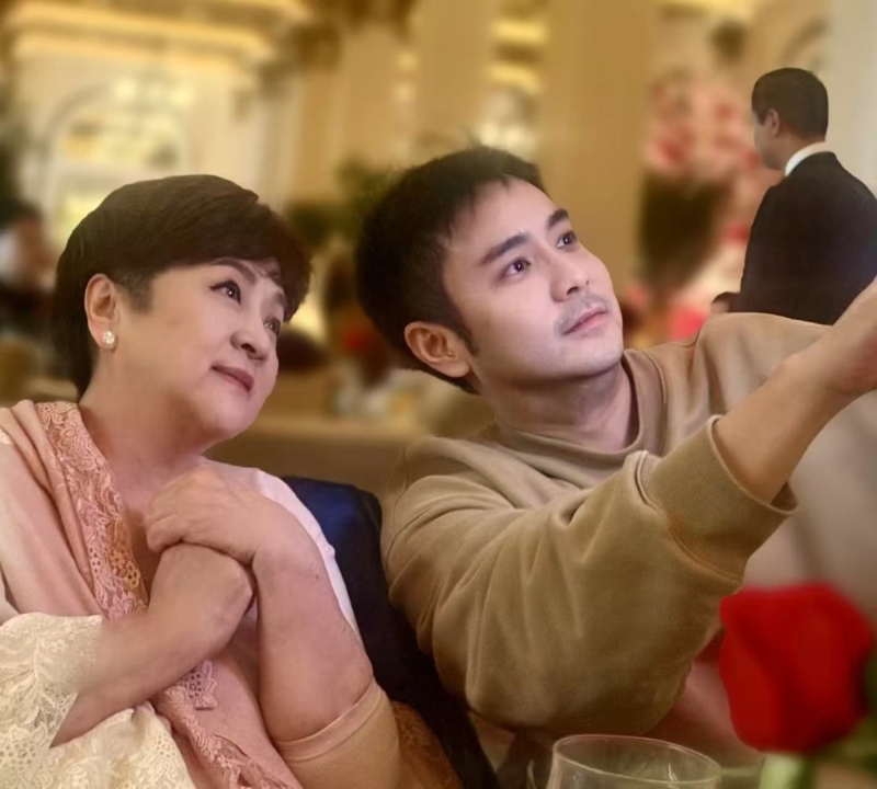 甄珍與兒子章立衡的最新合照，精神不錯(cuò)。