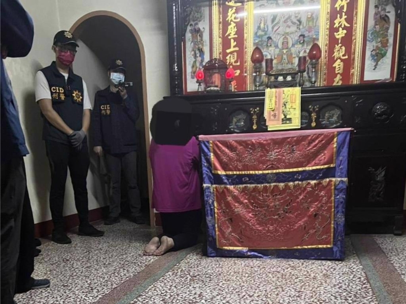 陳母誤信掏光口水可驅(qū)魔，竟讓丈夫及小兒子壓制陳男挖喉致死，事后長(zhǎng)跪神明廳懺悔。