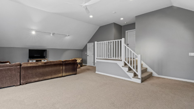 李男近期打掃及整理樓梯雜物時，無意間發(fā)現(xiàn)墻后竟有暗門，里面是一間寬敞明亮的地下室。 （非案中物業(yè)）