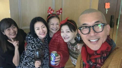 小S早前分享新相，趁平安夜與媽媽黃春梅、大家姐徐熙嫻、二家姐大S、大S老公具俊曄歡度佳節(jié)。