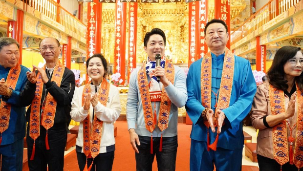 臺北市長蔣萬安1日走春行程中午來到信義區(qū)松山慈惠堂，藍營“立委”徐巧芯一同出席參拜。