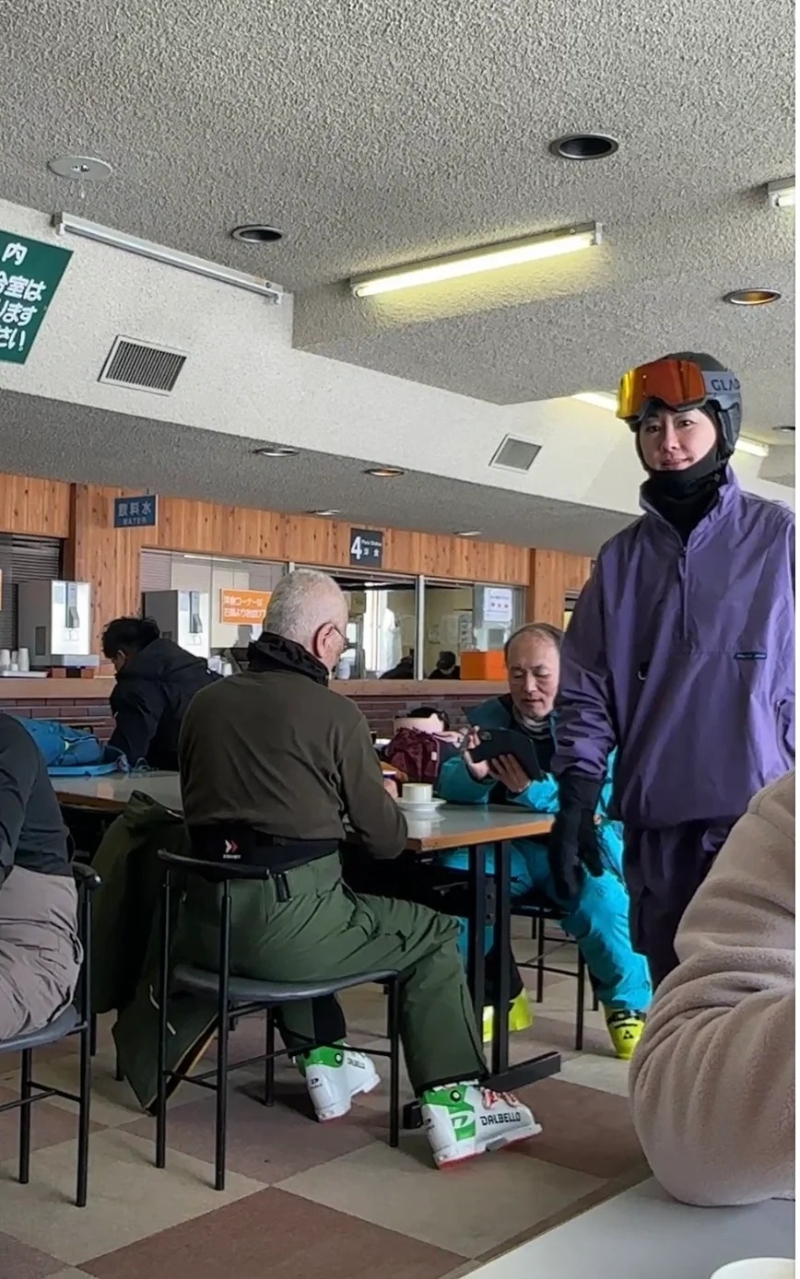 內(nèi)地網(wǎng)民于日本滑雪偶遇胡定欣，稱不確定她是否胡定欣，但就認(rèn)得她是TVB明星。