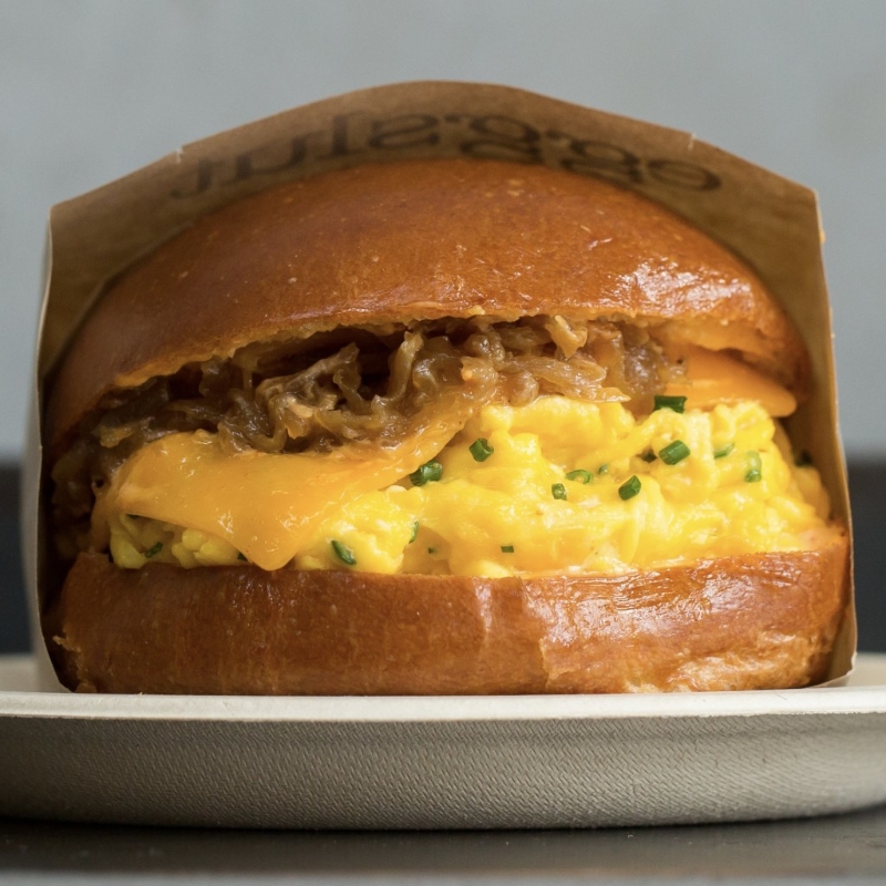 憑其招牌“半熟嫩滑蛋漢堡”吸引大量粉絲。