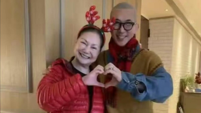 有網(wǎng)民發(fā)現(xiàn)S媽刪除了與具俊曄的合照。