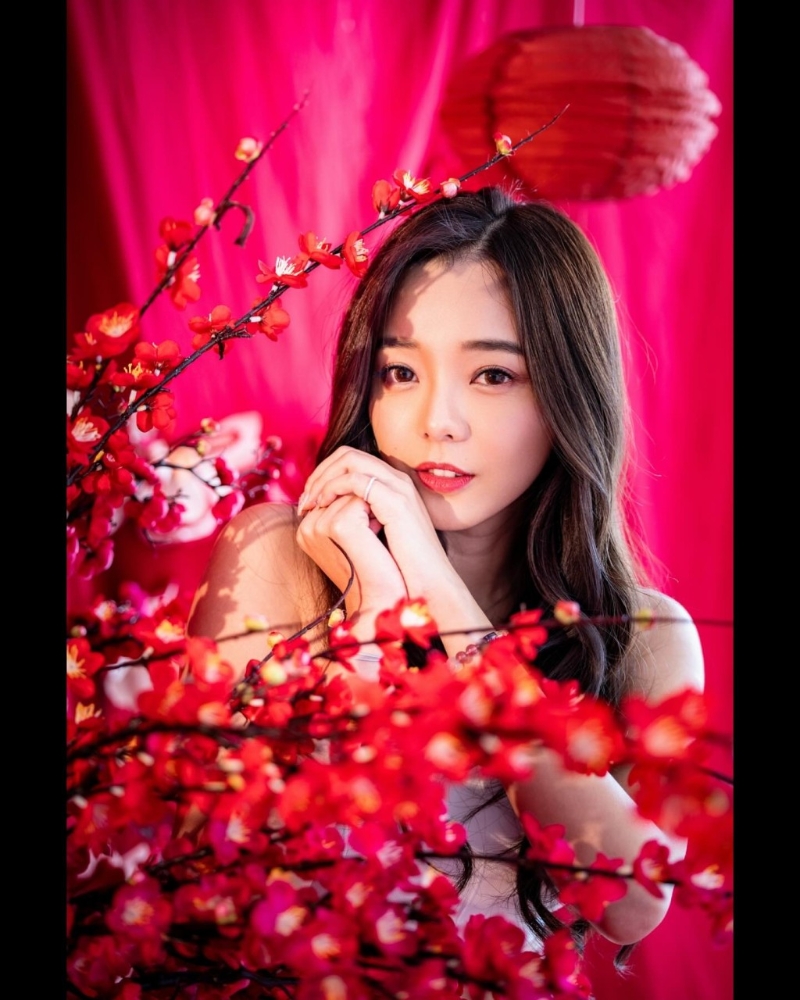 余思霆在桃花前擺出多個誘惑pose。
