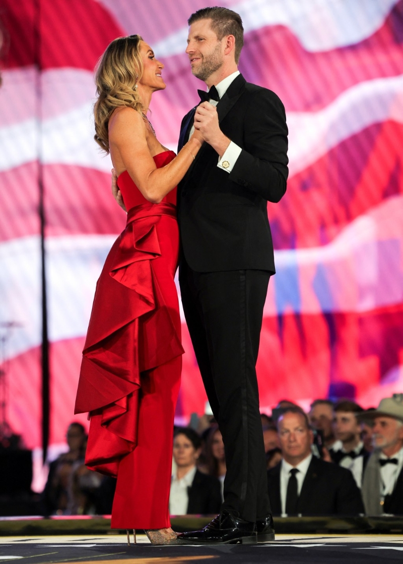 勞拉與丈夫在就職舞會(huì)上起舞。路透社