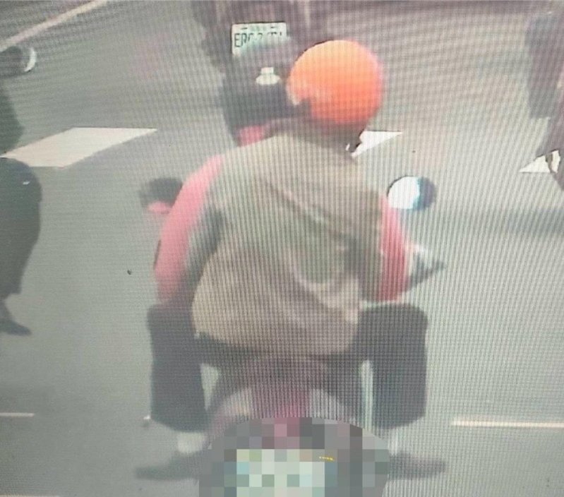 林婦騎乘機(jī)車(chē)載張姓犯嫌。