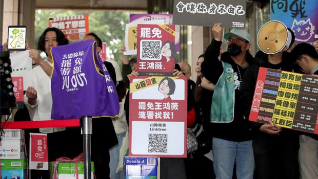 圖為全臺罷免團體3日前往“中選會”遞交罷免選區(qū)“立委”提議連署書。