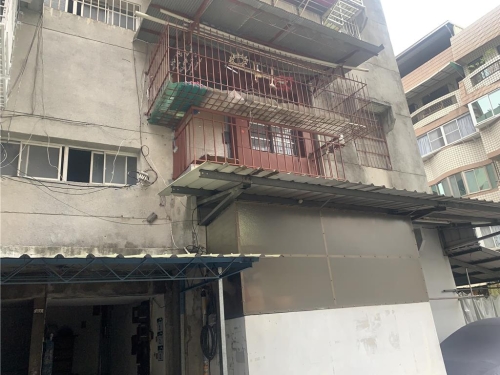 姓兇嫌住處在公寓二樓，漆著顯眼的紅色墻壁。