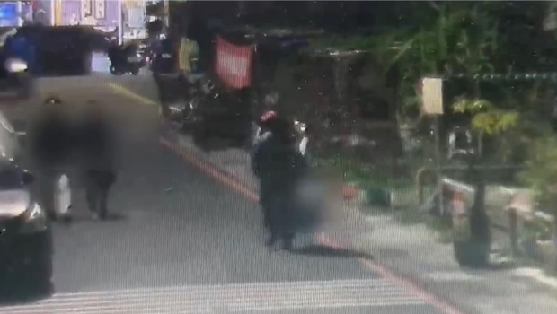 張婦進(jìn)到張嫌住處后就消失，監(jiān)視器拍下張嫌出入并手提袋外出，疑似要丟棄。