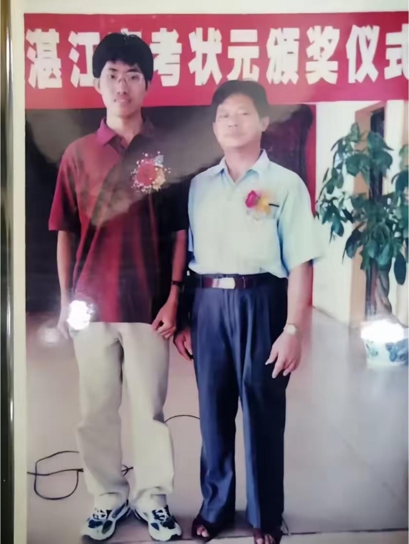 DeepSeek創(chuàng)始人梁文鋒高中時(shí)期和老師合影。