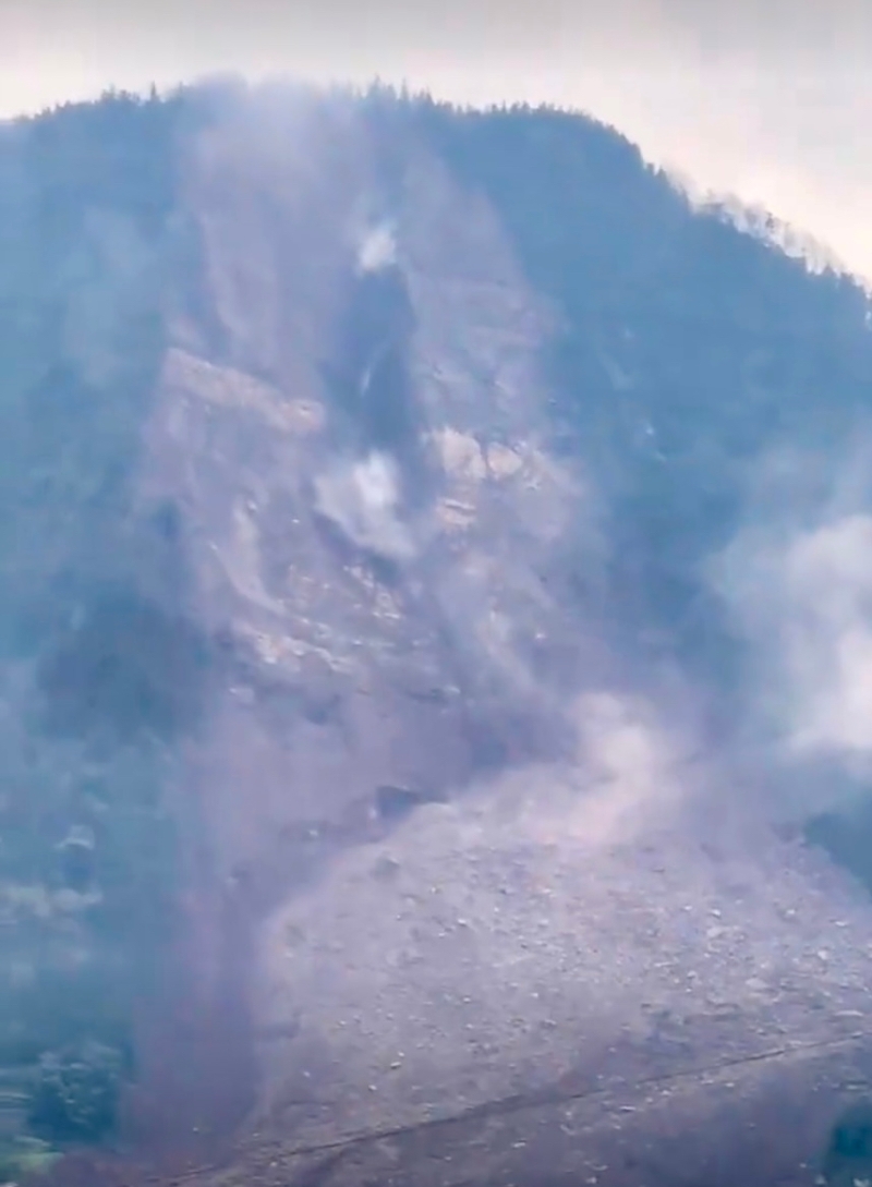 網(wǎng)民拍下四川宜賓山泥傾瀉的一刻。