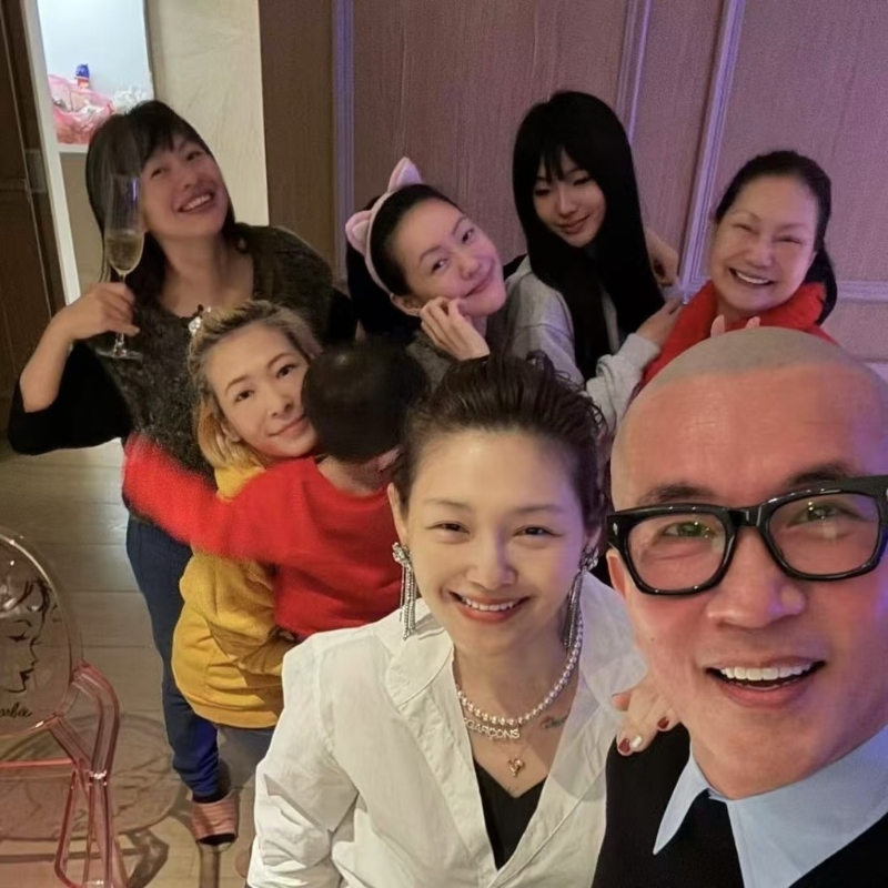 小S去年除夕曾分享與家人的合照，當(dāng)中見到S媽黃春梅、大家姐徐熙、二家姐大S及姊夫具俊曄。