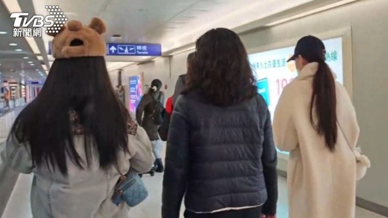 小S的二女莉莉(Lily)、三女許老三提前返回臺灣。(TVBS新聞網(wǎng)圖片)