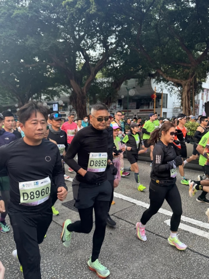 片中可見同樣有陪跑教練在周潤(rùn)發(fā)身邊擔(dān)當(dāng)「保鑣」，以防有過份熱情的粉絲影響周潤(rùn)發(fā)專注跑步。