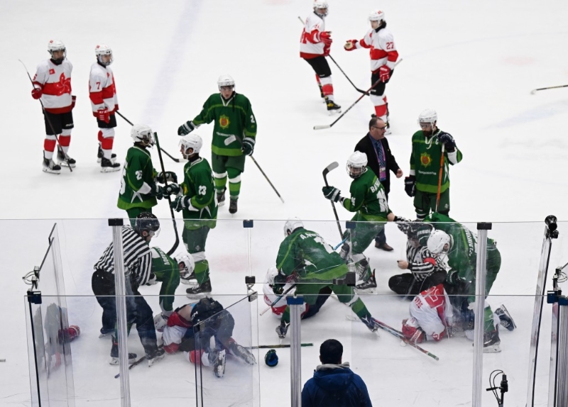 香港冰球隊(duì)在亞冬會(huì)比賽中與土庫(kù)曼斯坦隊(duì)（綠衣）爆肢體沖突。 新華社記者 李紫恒 攝2