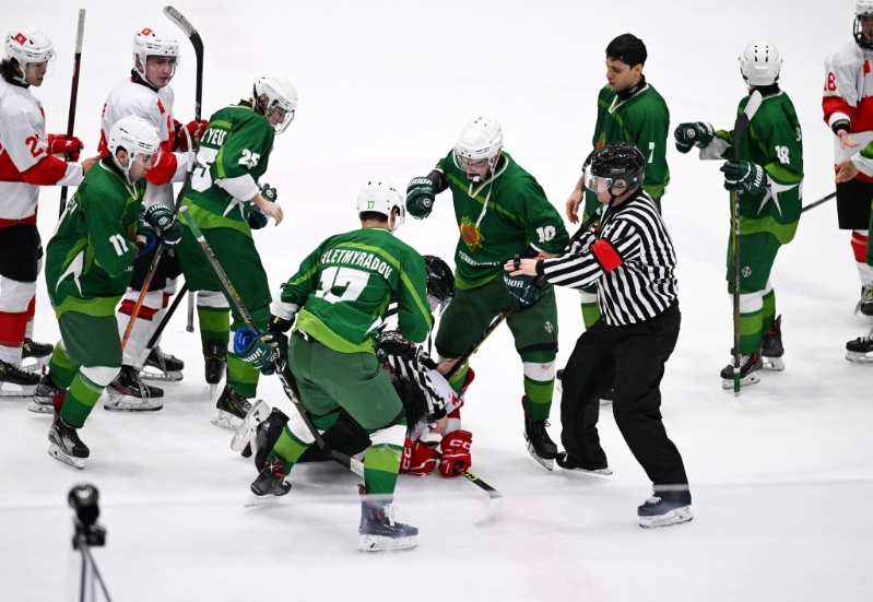 香港冰球隊(duì)在亞冬會(huì)比賽中與土庫(kù)曼斯坦隊(duì)（綠衣）爆肢體沖突。 新華社記者 李紫恒 攝1