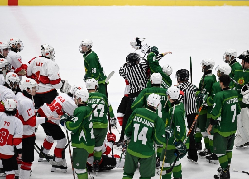 香港冰球隊(duì)在亞冬會(huì)比賽中與土庫(kù)曼斯坦隊(duì)（綠衣）爆肢體沖突。 新華社記者 李紫恒 攝