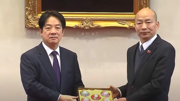 賴清德（左）贈(zèng)“五院”院長“花開富貴五福臨門”紅花響杯五入禮盒，右為“立法院長”韓國瑜。