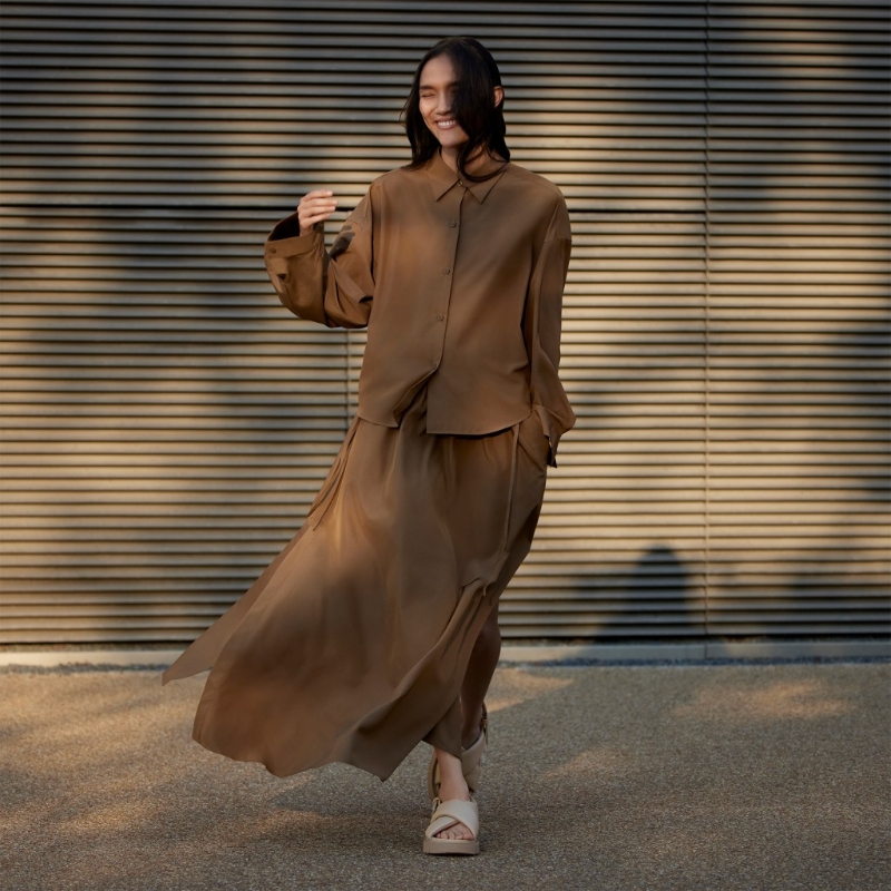 C春夏設(shè)計(jì)師聯(lián)名系列的短身恤衫 $199、兩側(cè)開(kāi)衩打褶半截長(zhǎng)裙 $299，塑造優(yōu)雅 Total Look。