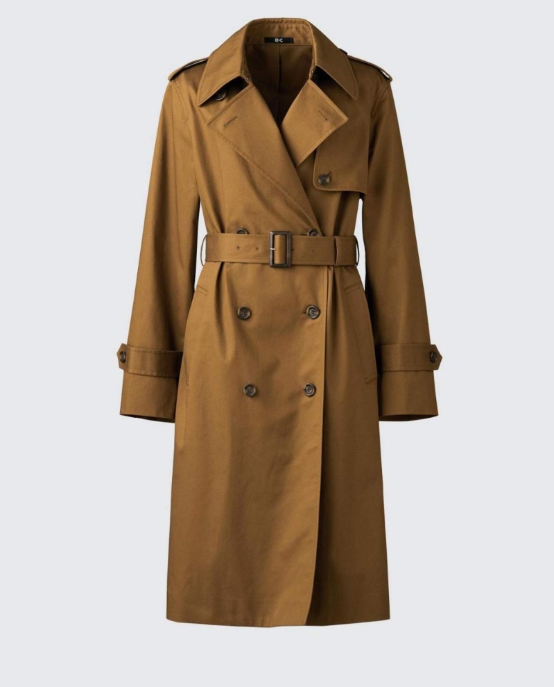 C春夏設(shè)計(jì)師聯(lián)名系列女裝孖襟大衣 $799，採(cǎi)用純棉斜紋布料制，具光澤感，既可應(yīng)付乍暖還寒的天氣，又可為正裝造型增添帥氣。