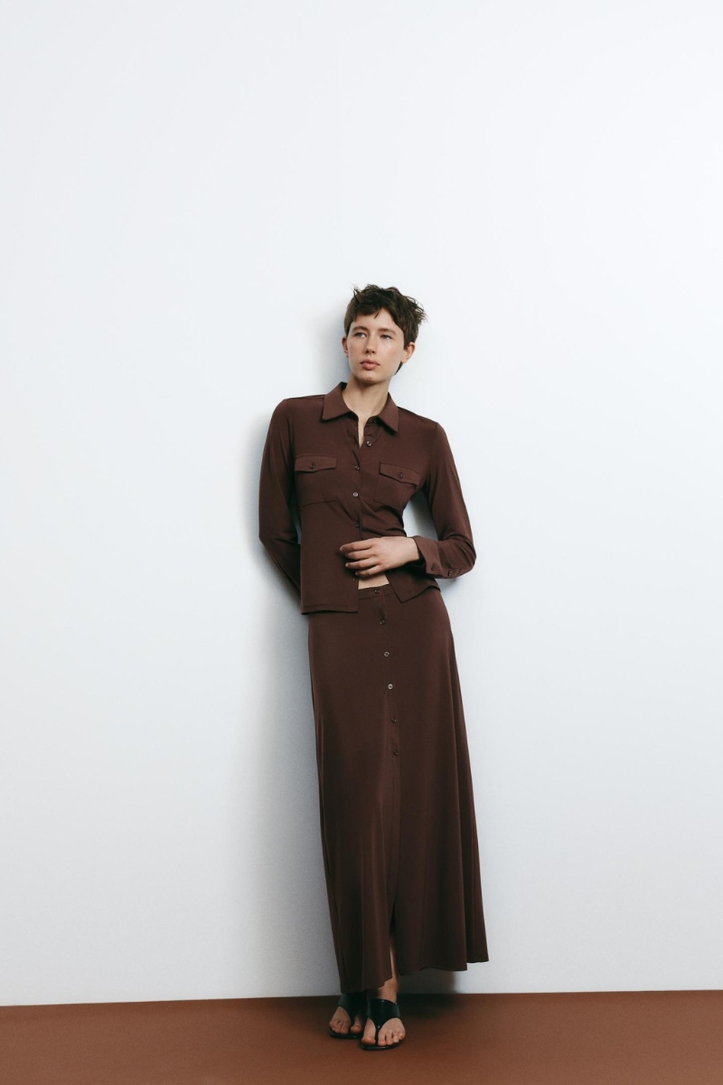 ZARA附口袋恤衫 $329、綴鈕扣半截長(zhǎng)裙 $399。