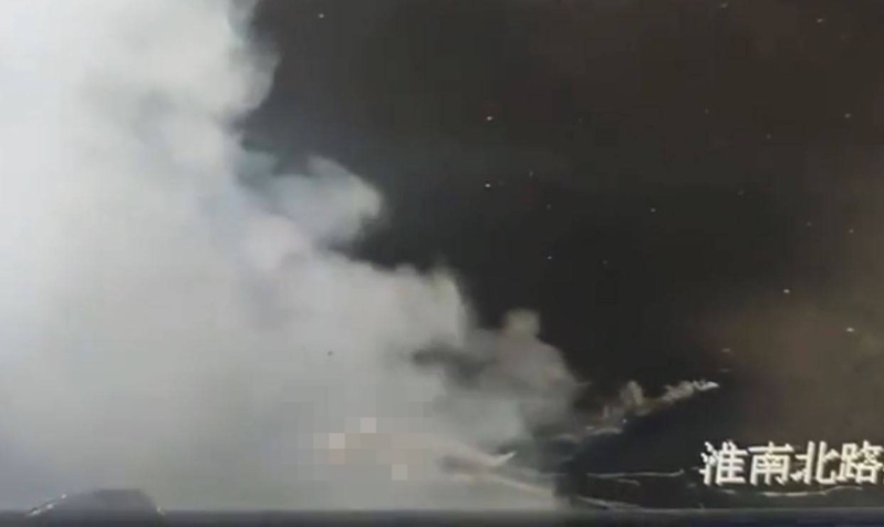 黑衣男全身著火倒地。