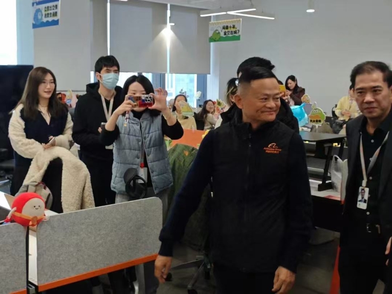 阿里巴巴創(chuàng)始人馬云現(xiàn)身阿里巴巴杭州園區(qū)，他身穿阿里巴巴黑色文化夾克，全程微笑并向員工揮手致意「新年好！」（圖／快科技）