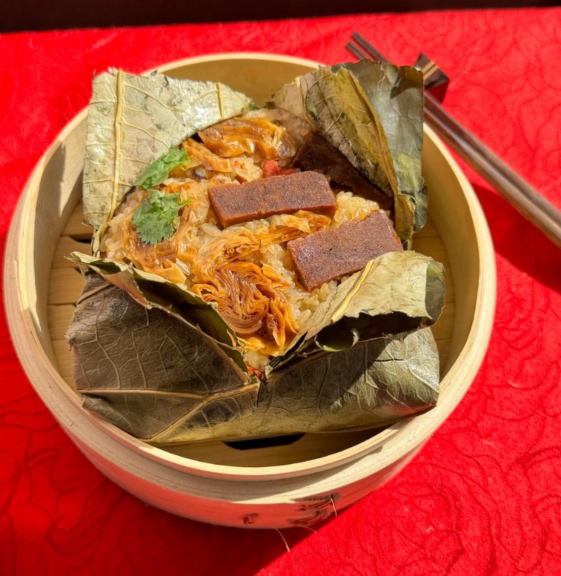 香噴噴的荷葉素臘味粳米飯包你食指大動(dòng)！