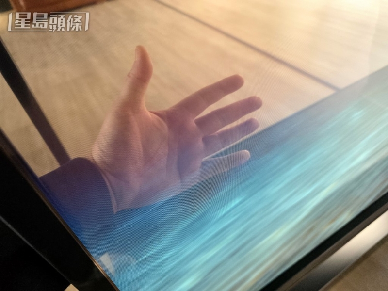 屏幕透明度為43%，可清楚看到電視后方環(huán)境。