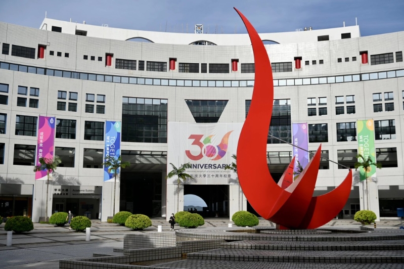 政府面臨千億財赤，將削減資助大學(xué)撥款。