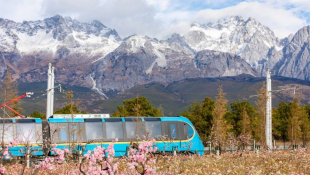 麗江雪山觀光火車是全球首列全景山地觀光火車。