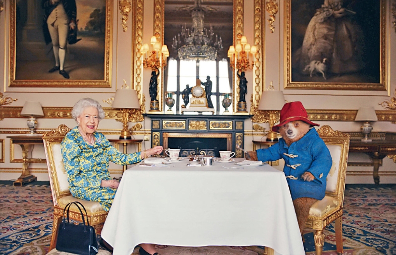 英女皇和柏靈頓熊在短片中，平起平坐嘆茶。